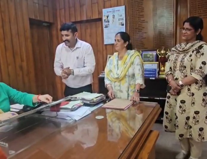 बारिश से हुए नुकसान को लेकर पंचायत प्रतिनिधियों की डीसी से मुलाकात, नुकसान के बारे में DC को करवाया अवगत
