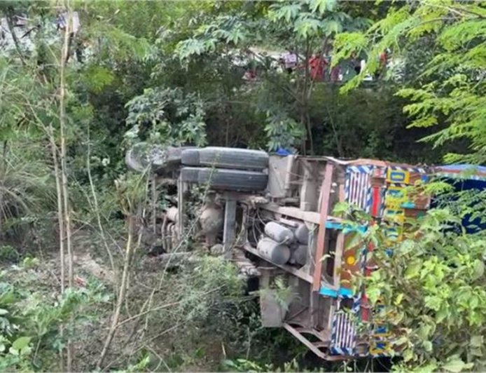 पीरनिगाह से लौट रहे श्रद्धालुओं से भरा वाहन खाई में गिरा, 50 घायल