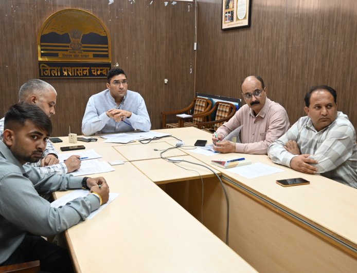 प्रधानमंत्री जन विकास कार्यक्रम के तहत प्रस्तावित कार्यों की निविदा प्रक्रिया में लाएं तेजी : उपायुक्त मुकेश रेपस्वाल