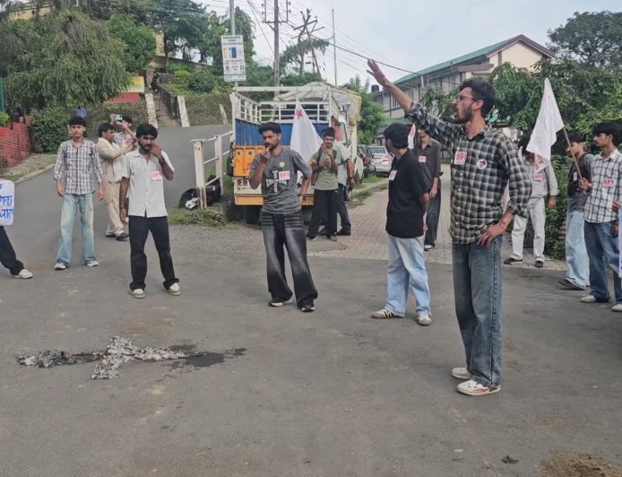 प्रदेश सरकार के खिलाफ SFI का नाहन में धरना प्रदर्शन, महिमा लाइब्रेरी के समीप फूंका वीसी का पुतला