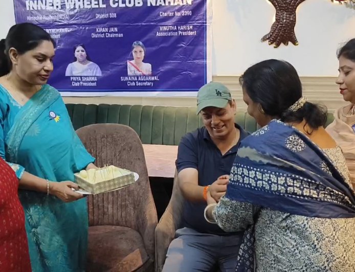 इनर व्हील क्लब का रक्षाबंधन सेलिब्रेशन, क्लब की महिलाओं ने मीडिया कर्मियों को बांधी राखी