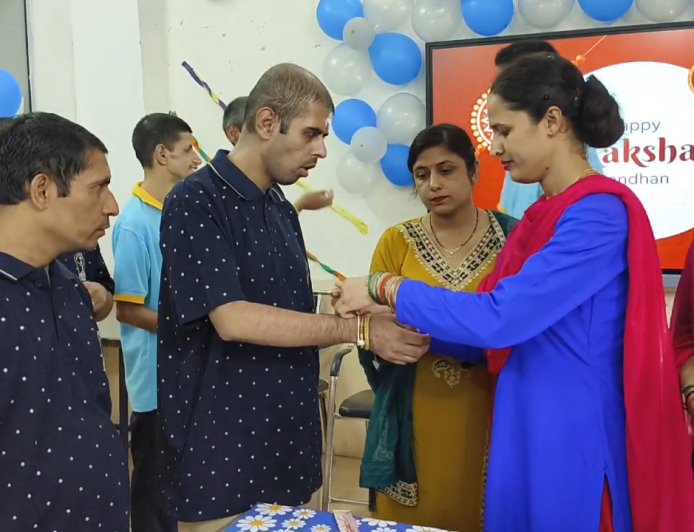 आस्था स्कूल के विशेष बच्चों के लिए प्री राखी सेलिब्रेशन, डीएलएड की छात्राओं ने विशेष बच्चों को बांधी राखियां
