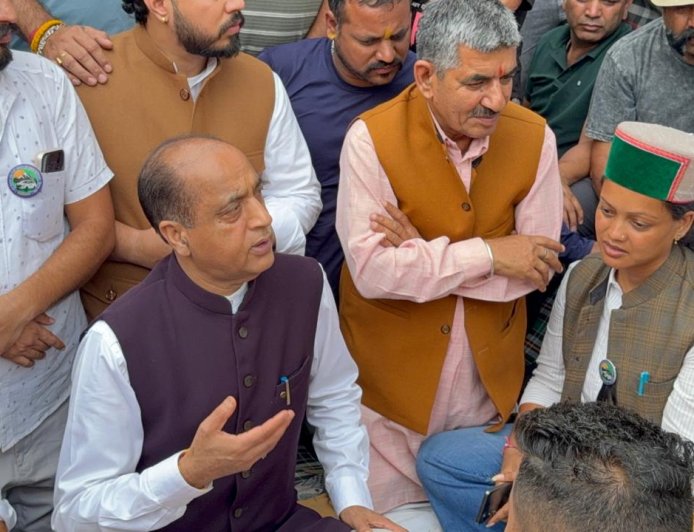 नेता प्रतिपक्ष ने चौड़ा मैदान पहुंचकर आमरण अनशन पर बैठे टैक्सी यूनियन के पदाधिकारियों की सुनीं माँगे