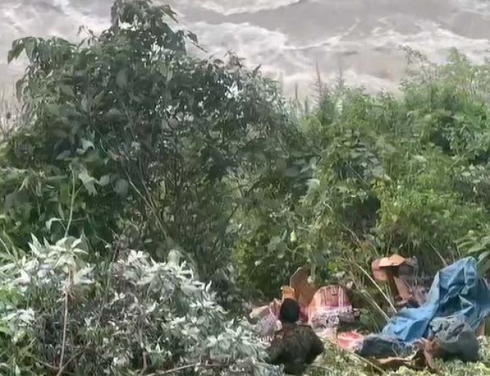 6 मील के पास ब्यास नदी में गिरी सब्जी से लदी जीप, चालक लापता, सर्च अभियान जारी