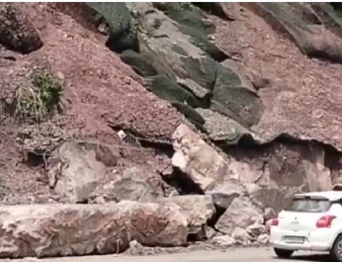 चक्कीमोड में फिर बना पहाड़ खतरनाक, हाईवे पर खिसक रहा मलबा