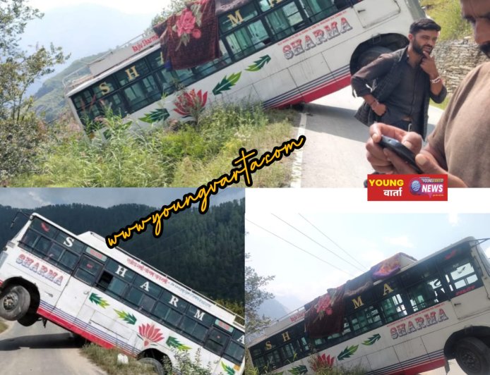 सड़क से बाहर निकलकर हवा में लटकी बस,  देखकर लोगो की अटकी सांसें 