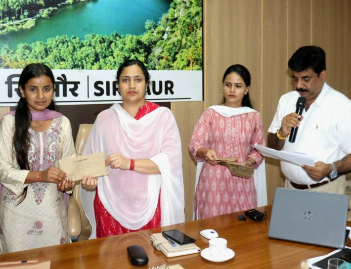 उपायुक्त प्रियंका वर्मा ने 36 पशु मित्रों को नियोजन पत्र किए वितरित