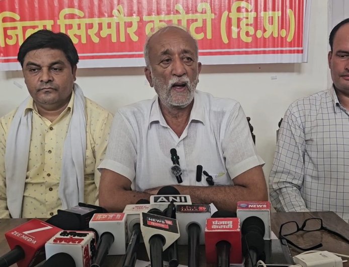 किसानों को हर महीने दूध की पेमेंट जारी करने की मांग,  नाहन में किसान सभा की जिला स्तरीय बैठक आयोजित