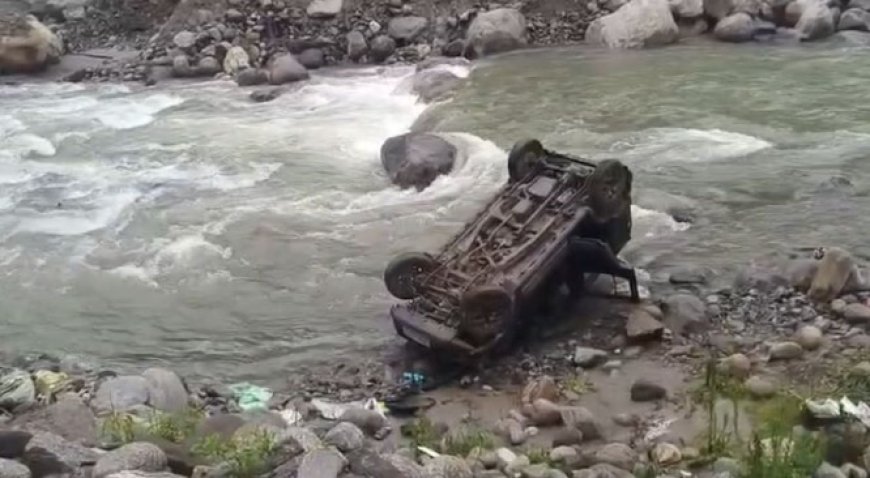 मनालसू नाले में गिरी गाड़ी, दो युवकों की मौत, तीन अस्पताल में भर्ती