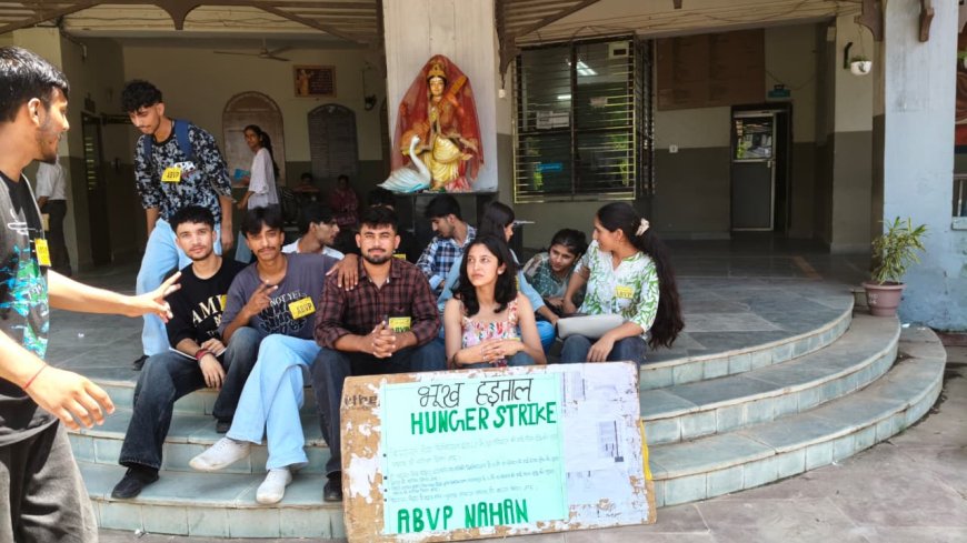 फीस वृद्धि के विरोध में व छात्र संघ चुनाव की बहाली की मांग को लेकर ABVP की  24 घंटे तक की भूख हड़ताल शुरू