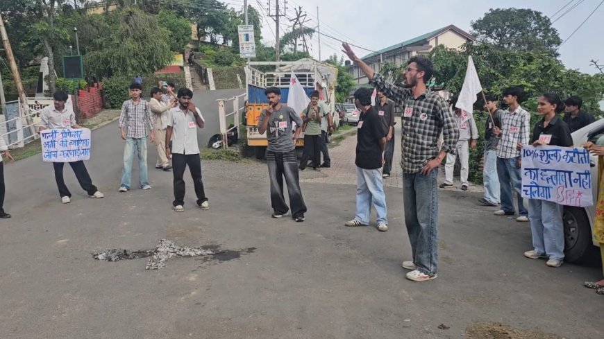 प्रदेश सरकार के खिलाफ SFI का नाहन में धरना प्रदर्शन, महिमा लाइब्रेरी के समीप फूंका वीसी का पुतला