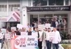 लॉटरी के विरोध में विधानसभा परिसर में भाजपा विधायको ने हाथों में नारे लिखी तख्तियां लेकर की नारेबाजी