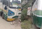 किन्नौर में सड़क किनारे हवा में लटकी HRTC बस; 10 यात्रियों की अटकी सांसें
