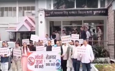 लॉटरी के विरोध में विधानसभा परिसर में भाजपा विधायको ने हाथों में नारे लिखी तख्तियां लेकर की नारेबाजी