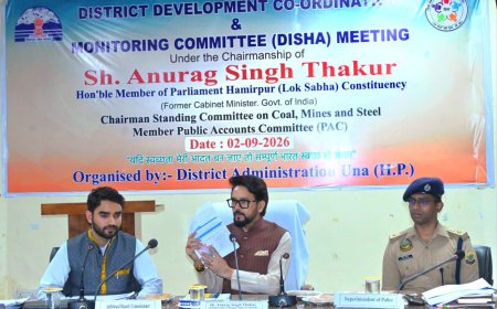 सांसद अनुराग ठाकुर ने केंद्र प्रायोजित योजनाओं की समीक्षा की, अधिकारियों को तय लक्ष्य के साथ काम करने के निर्देश