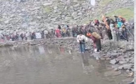 कृष्ण जन्माष्टमी पर डल में 10 हजार ने लगाई आस्था की डुबकी, भोले के जयकारों से गूंजा क्षेत्र