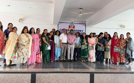 गुरु सम्मान महोत्सव में करियर अकादमी सीनियर सेकेंडरी स्कूल ने शिक्षकों को किया सम्मानित