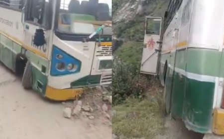 किन्नौर में सड़क किनारे हवा में लटकी HRTC बस; 10 यात्रियों की अटकी सांसें