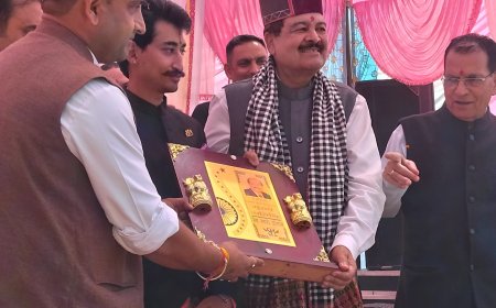 जुन्गा तहसील के लिए  मिली  नई एंबुलेंस, हर्ष महाजन ने सौंपी चाबी