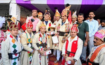राज्य स्तरीय छतराड़ी जात्र मेले में पारंपरिक गद्दी वेशभूषा चोला-डोला पहनकर किया लोक नृत्य