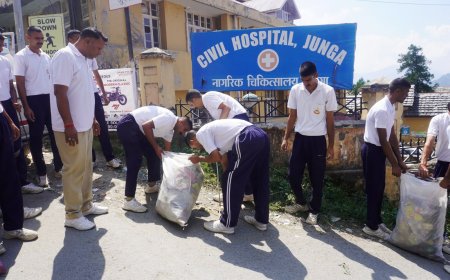 स्वच्छ जुन्गा-सुंदर जुन्गा के संदेश के साथ पुलिस जवानों  ने चलाया स्वच्छता अभियान