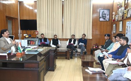 गांधी जयंती पर शिमला में निकाली जाएगी प्रभात फेरी, उपायुक्त ने तैयारियों को लेकर अधिकारियों के साथ की बैठक