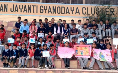 भराड़िया स्कूल में स्वच्छता अभियान के दौरासन  झाड़ियों और प्लास्टिक कचरे की सफाई