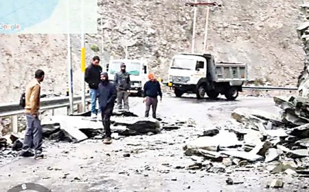 शिमला-रिकांगपिओ एनएच पांच पर मलबे से थमे पहिए, पागल नाले मेें बाढ़ से सडक़ के दोनों तरफ लंबी लाइनें