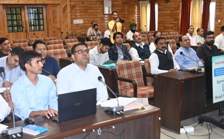 लोकसभा सांसद डॉ. राजीव भारद्वाज की अध्यक्षता में सड़क सुरक्षा समिति की बैठक आयोजित