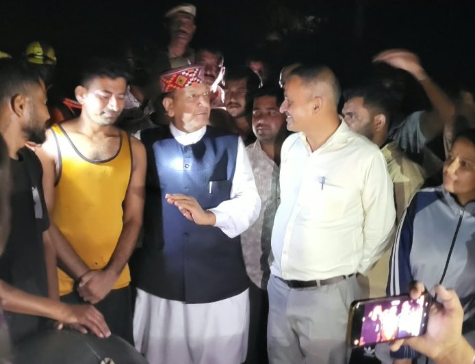 नदी में फंसे बनारसी और अंशुल की कीमती जान बची सेना के हेलीकॉप्टर से