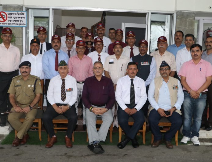 राज्यपाल ने हमीरपुर में पूर्व सैनिकों से भेंट की, शहीदी स्मारक के लिए 5 लाख रुपये देने की घोषणा