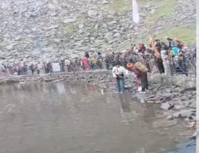 कृष्ण जन्माष्टमी पर डल में 10 हजार ने लगाई आस्था की डुबकी, भोले के जयकारों से गूंजा क्षेत्र