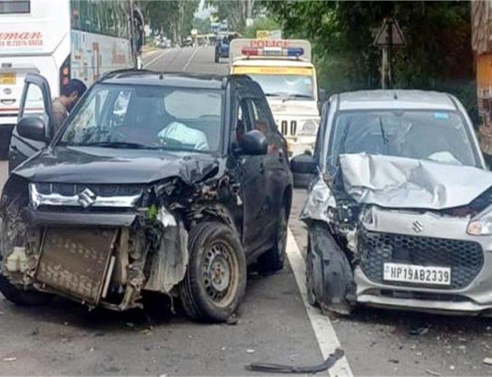 अम्ब-ऊना हाईवे पर 2 कारों में भीषण टक्कर, पिता की मौत, बेटा और 2 मासूम बच्चे घायल