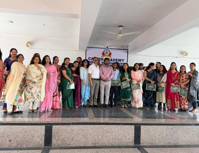 गुरु सम्मान महोत्सव में करियर अकादमी सीनियर सेकेंडरी स्कूल ने शिक्षकों को किया सम्मानित