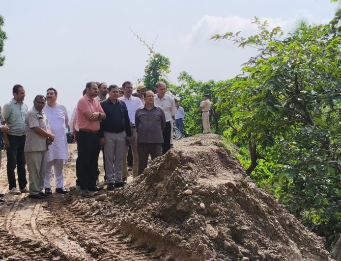 विधानसभा अध्यक्ष कुलदीप सिंह पठानिया ने किया बलाणा-गोला संपर्क मार्ग  का निरीक्षण