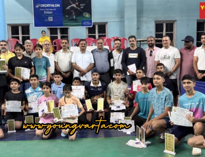 कुमारहट्टी में अंडर-15 व अंडर-17 बैडमिंटन प्रतियोगिता संपन्न, विजेता खिलाड़ियों को ट्रॉफी देकर किया सम्मानित