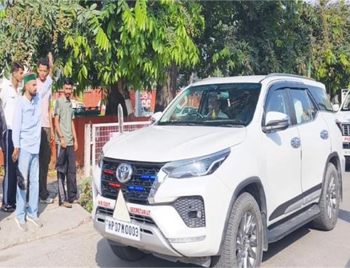 जयराम ठाकुर के काफिले को दिखाए काले झंडे, भाजपा नेताओं के खिलाफ की नारेबाजी