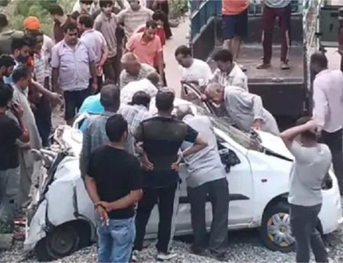 अनियंत्रित होकर खाई में गिरी ऑल्टो कार, उड़े परखच्चे; चालक की मौके पर मौत