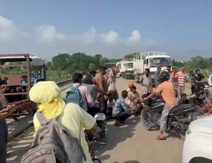संसारपुर टैरेस में अटक गई 50 सवारियों की सांसें, बस-ट्रैक्टर ट्राली में टक्कर