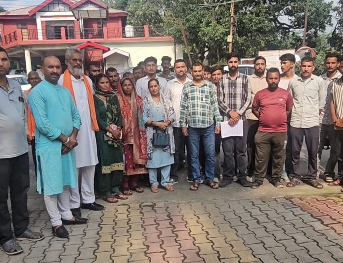 सड़क की समस्या से जूझ रहे नाहन की मातर पंचायत के लोग, समस्या को लेकर डीसी से मिलने पहुंचे नाहन