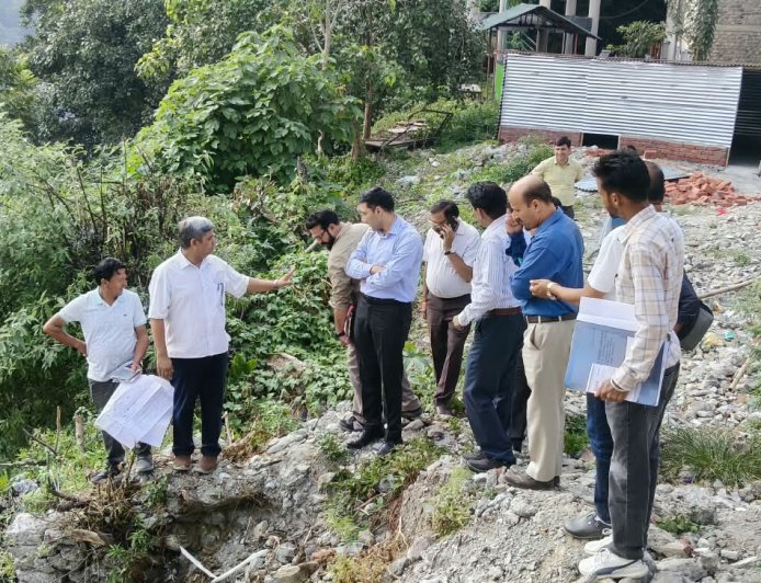 विधायक नीरज नैय्यर ने किया निर्माणाधीन पार्किंग स्थल का निरीक्षण