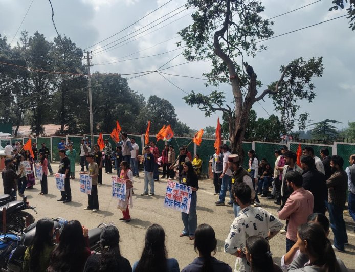 हिमाचल प्रदेश विश्वविद्यालय संशोधन विधेयक 2026 के विरोध में एबीवीपी का उग्र प्रदर्शन
