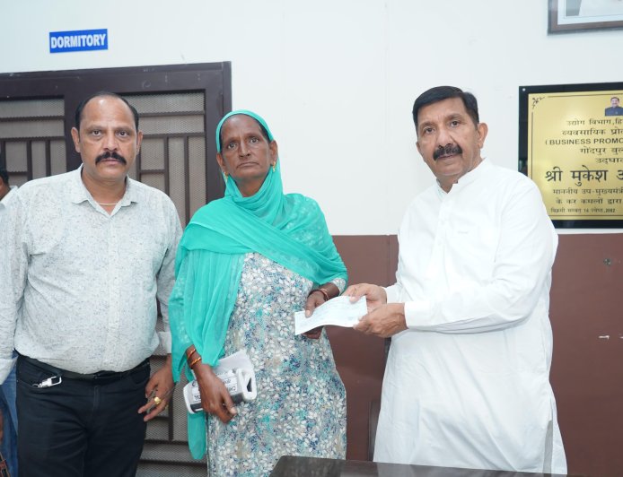 व्यवसायिक प्रोत्साहन केंद्र गोंदपुर बुल्ला में मुकेश अग्निहोत्री ने सुनीं लोगों की समस्याएं, 3.60 लाख की सहायता राशि के चेक बांटे