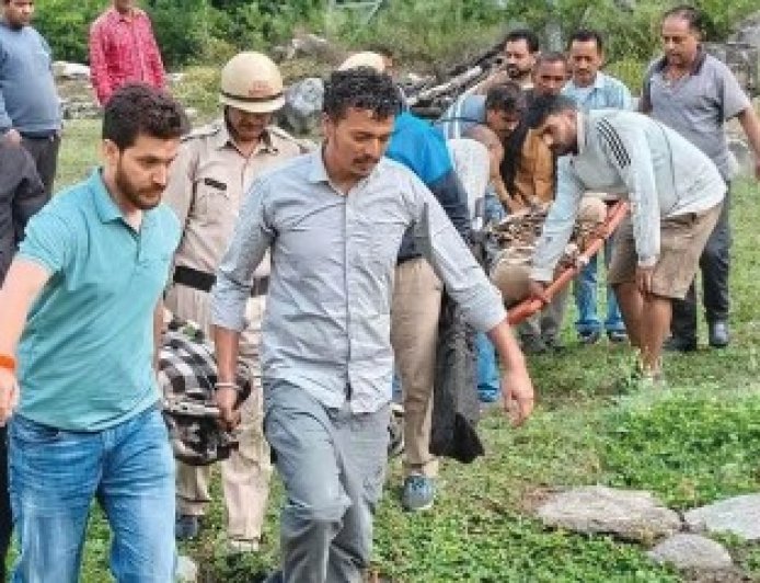 खाई में गिरी कार, हादसे में चार की मौत, एक घायल