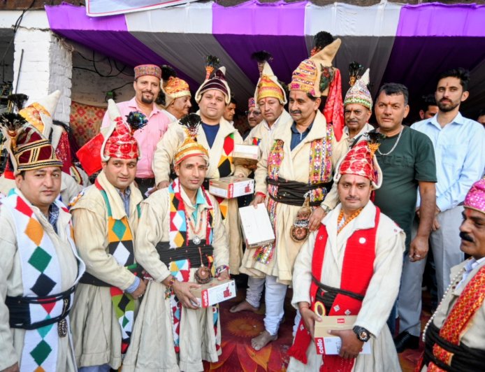 राज्य स्तरीय छतराड़ी जात्र मेले में पारंपरिक गद्दी वेशभूषा चोला-डोला पहनकर किया लोक नृत्य