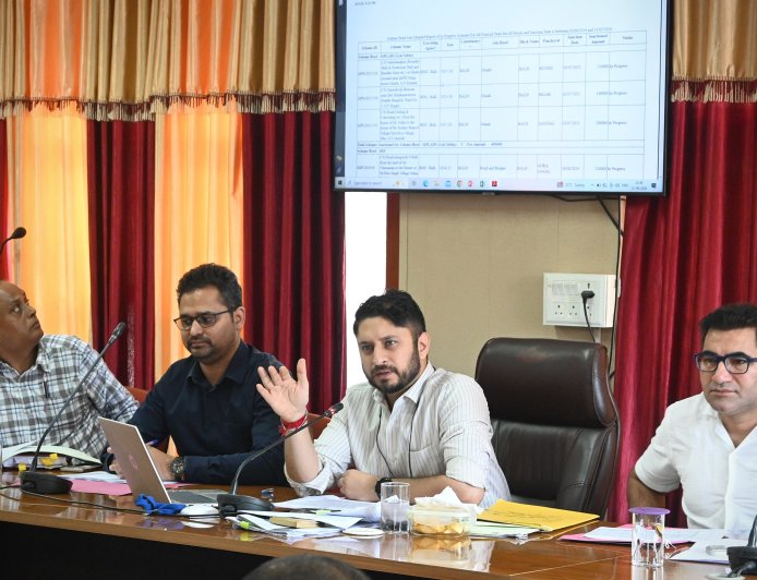 ग्रामीण विकास योजनाओं के समयबद्ध निष्पादन के लिए समर्पित भाव से कार्य करें अधिकारी- अपूर्व देवगन