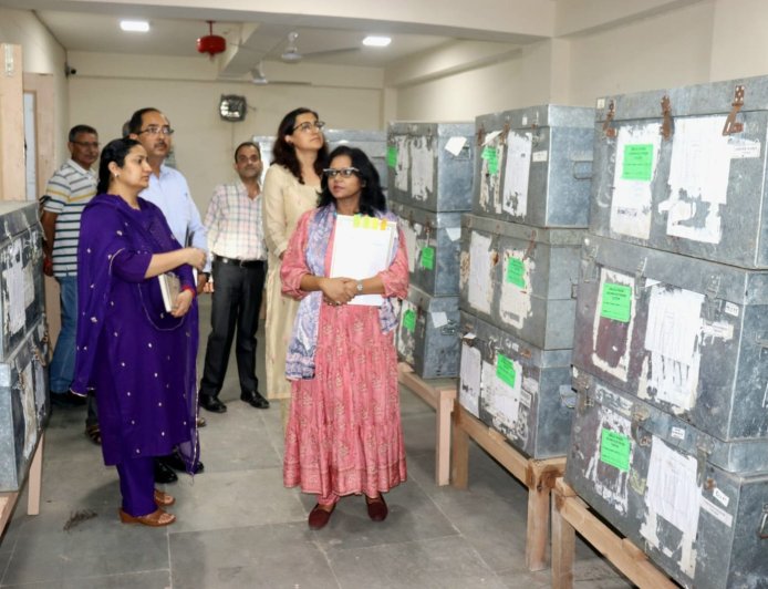 मुख्य निर्वाचन अधिकारी नंदिता दास गुप्ता ने नाहन स्थित जिला ईवीएम/वीवीपैट वेयरहाउस का किया त्रैमासिक निरीक्षण