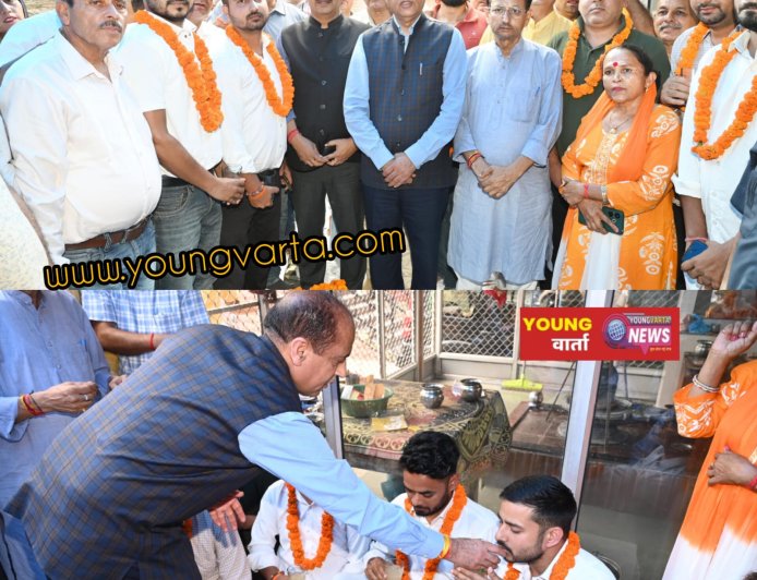 घुमारवीं में अनशन पर बैठे भाजपा नेताओं एवं कार्यकर्ताओं को जूस पिलाकर जयराम ठाकुर ने करवाया अनशन समाप्त