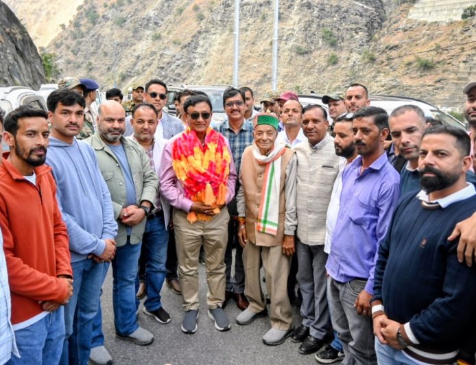 चंबा से होली जाते हुऎ राजस्व मंत्री का अनेक स्थानों पर हुआ भव्य स्वागत