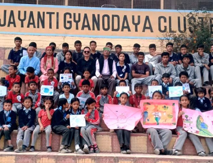 भराड़िया स्कूल में स्वच्छता अभियान के दौरासन  झाड़ियों और प्लास्टिक कचरे की सफाई